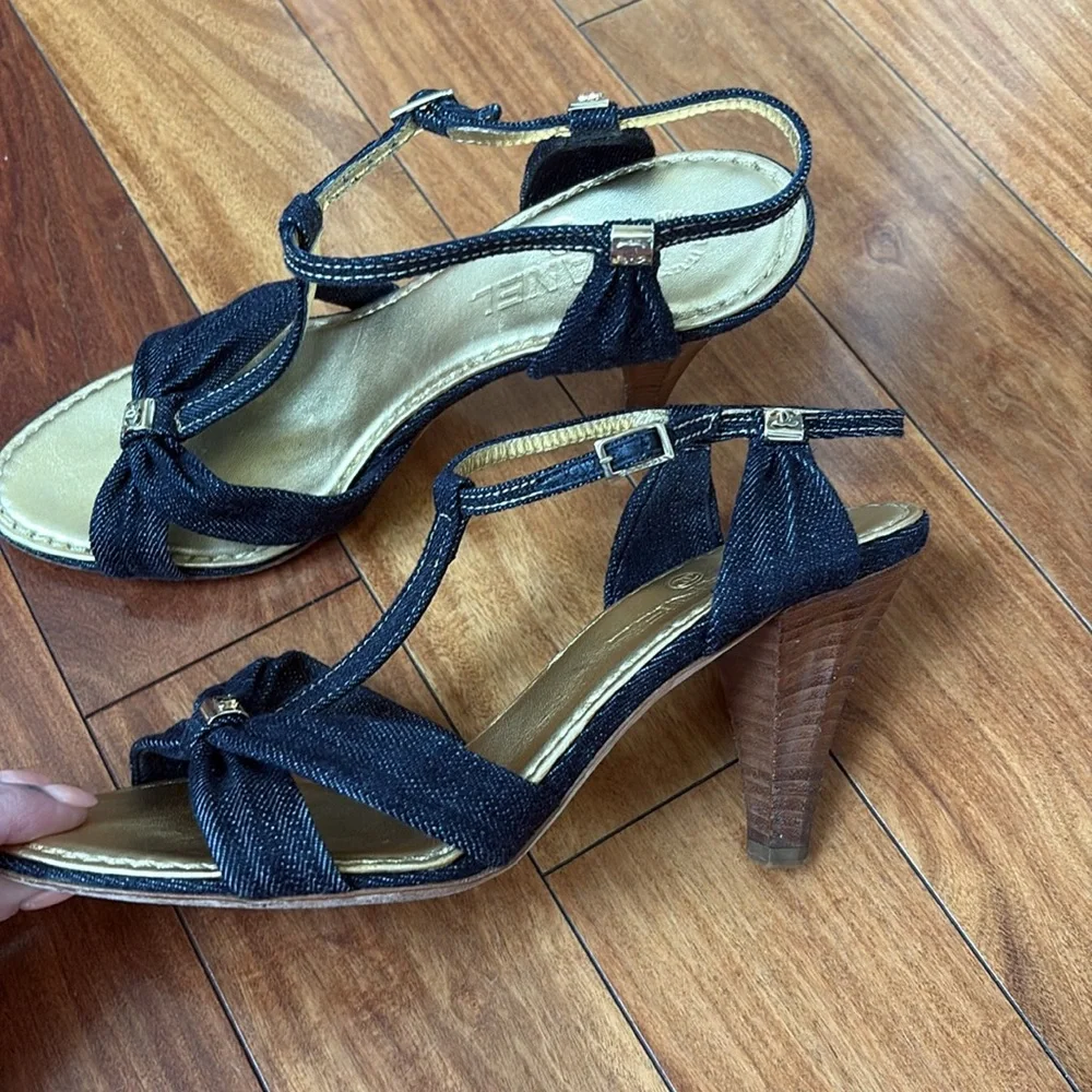 Authentic Chanel dark denim heels - Picture 2 of 9